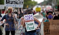 Согласно опросу, действия полиции во время убийства Джорджа Флойда вызывают у американцев большее опасение