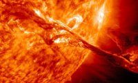 Солнечные бури: как столкновения выбросов плазмы влияют на Землю