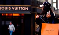 Сотрудники подали в суд на компании Saks, Gucci и Louis Vuitton из-за ограничений при приеме на работу
