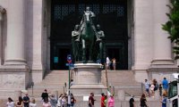 Спорную статую Теодора Рузвельта в Нью-Йорке демонтировали с площади перед Американским музеем естественной истории