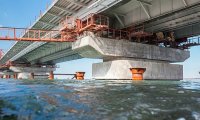 Строители установили уже половину опор Крымского моста