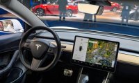 Tesla будет контролировать внимательность водителей с помощью камер