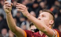 Тотти отпраздновал гол, сделав селфи