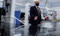 Трамп может ускорить внедрение британской вакцины от коронавируса перед выборами в президенты