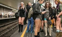 Тысячи людей спустились в метро без штанов