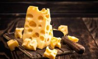 Ученые обнаружили, что употребление сыра может снизить риск ранней смерти и рак легких