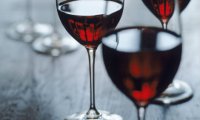Ученые советуют пить вино в красной комнате и под звуки пианино