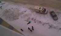 В Барнауле мужчина выпал из окна многоэтажки и погиб‍
