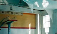 В бассейне Бийска потолок начал рушиться прямо на детей в воде
