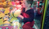 В Британии четырехлетний малыш на полчаса застрял в автомате с игрушками 