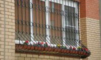В целях безопасности дизайнеры рекомендуют устанавливать декоративные стальные решетки