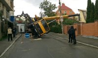 В центре Киева на дом рухнул автокран