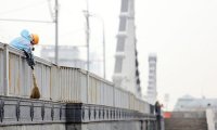 В центре Москвы мужчина сорвался с моста на проезжую часть и погиб