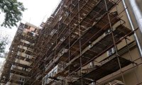 В центре Москвы на жилой дом обрушились строительные леса‍