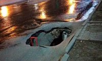 В центре Ростова тротуар провалился в трехметровую яму