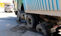В центре Саратова под КамАЗом провалился асфальт