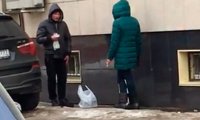 В центре Смоленска сняли на видео смелого токсикомана