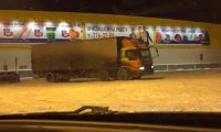 В Челябинске грузовой автомобиль устроил дрифт на парковке гипермаркета