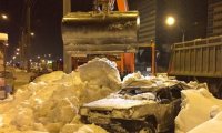 В Череповце при чистке снега экскаватор уничтожил автомобиль