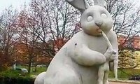 В Чехии установили статую гигантского кролика, пожирающего человека