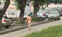 В Екатеринбурге голый мужчина отбивался от прохожих и медиков трусами