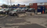 В Екатеринбурге неизвестные ночью превратили бесплатную парковку в платную, заблокировав автомобили на ее территории