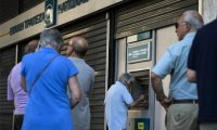 В Греции банкоматы опустошают даже депутаты