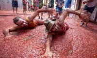 В Испании стартовал фестиваль помидорных боев