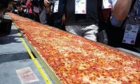 В Италии испекли самую большую пиццу длиной полтора километра
