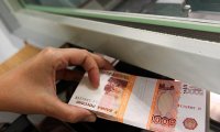 В июне россияне стали забирать из банков больше денег
