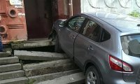В Калуге водитель иномарки попытался заехать в подъезд жилого дома