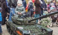 В Кемерово на 9 мая детские коляски были танками и самолетами
