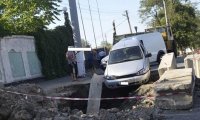В Керчи машина провалилась в яму для водоканала