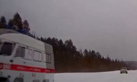 В Коми очевидцы сняли на видео скорую, спешащую на вызов без заднего колеса