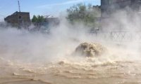 В Красноярске из-за коммунальной аварии дорогу залило горячей водой