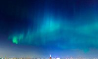 В небе над Петербургом появилось яркое северное сияние
