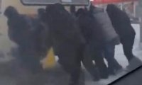 В Новосибирске заглохший в мороз автобус пришлось толкать пассажирам