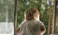В Новотроицке из окна третьего этажа выпала годовалая девочка