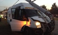 В Омске маршрутка с 15 пассажирами врезалась в столб