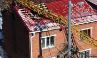 В Омске на жилой дом упал башенный кран