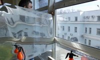 В омском детском саду окна завешивают пленкой, чтобы было теплее‍