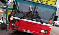 В Перми автобус снес в остановку с пассажиром