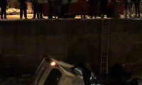 В Петербурге автомобиль упал в реку, пробив ограждение набережной‍