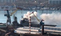 В порту Владивостока горит большой противолодочный корабль