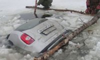 В Приморье автомобиль с четырьмя людьми провалился под лед