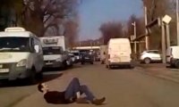 В Ростове неадекватный парень в танце бросался под колеса машин