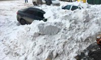 В Ростове после метели машины завалило снегом с крыш