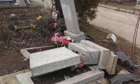 В Саратовской области водитель снес 18 памятников на кладбище
