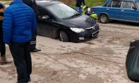 В Севастополе иномарка провалилась под асфальт