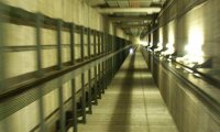 В шахте лифта торгового центра в Москве обнаружено тело неизвестного‍